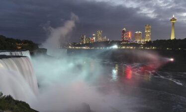 Niagara Falls & Toronto City Escape